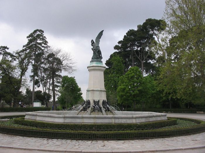 Estatua del angel caido parque del retiro madrid