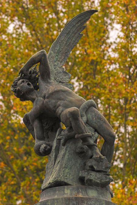 Estatua del angel caido parque del retiro madrid 3