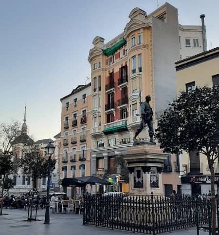 Plaza de Cascorro . Madrid atardecer