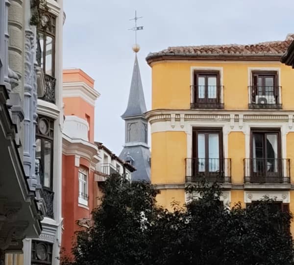 Vista de la iglesia de San Ginés desde la calle Felipe III